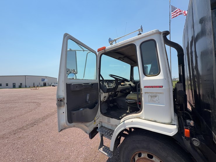 1997-mack-ms200p-dump-truck-image-17