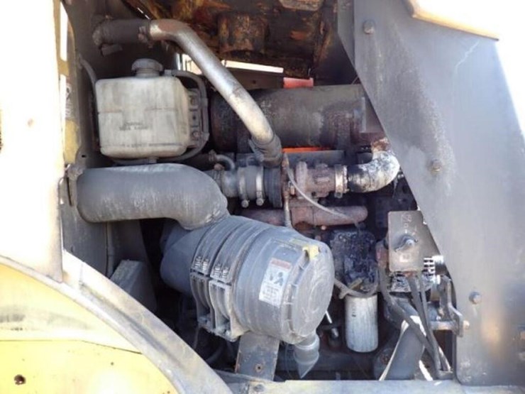 2011-new-holland-w110b-image-61