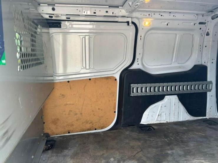 2014-ford-cargo-image-22