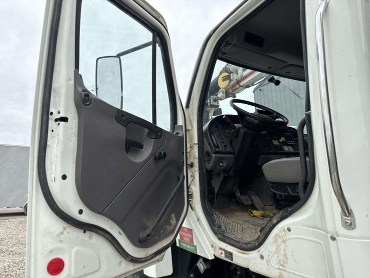 2013-freightliner-114sd-image-24