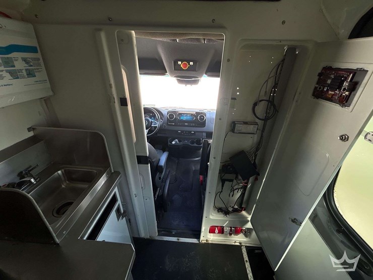 20211-mecedes-benz-sprinter-4500-modified-food-catering-van-image-21