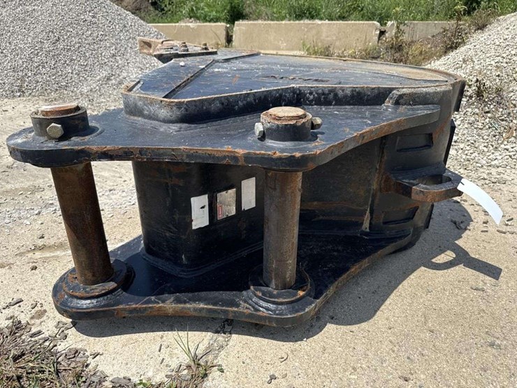 24-inch-tooth-bucket-attachment-image-5