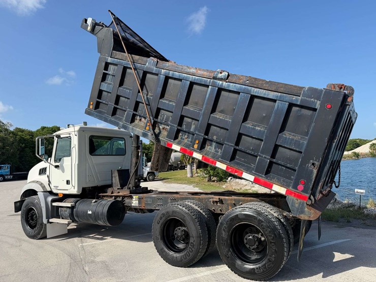 2006-mack-granite-ct713-image-14