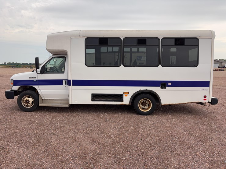 2015-champion-bus-inc.-ch230rl-mini-bus-image-8