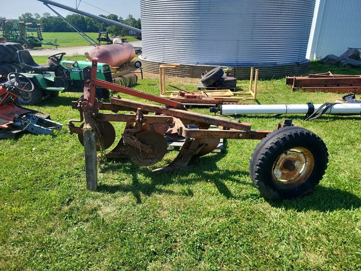 allis-chalmers-3-bottom-3pt-hitch-moldboard-plow-w/coulters-image-6