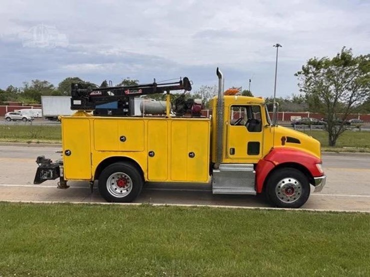 2011-kenworth-t300-image-1