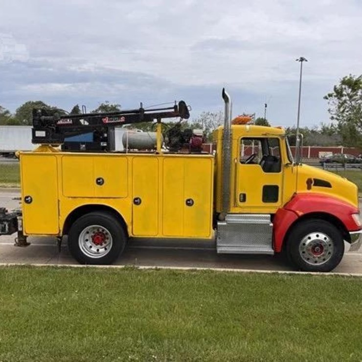 2011 KENWORTH T300