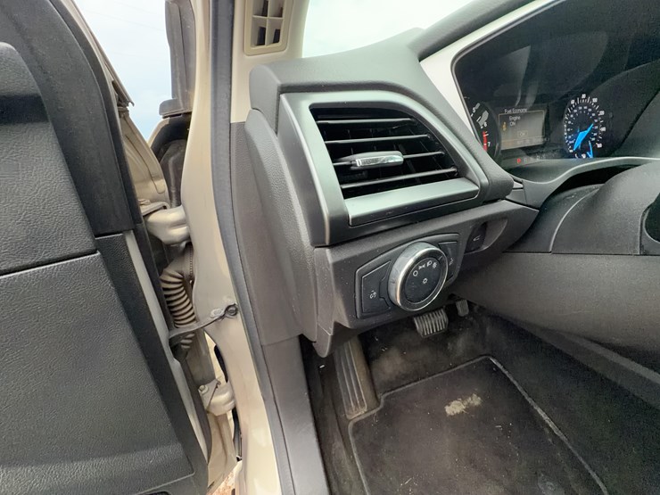 2015-ford-fusion-se-image-18