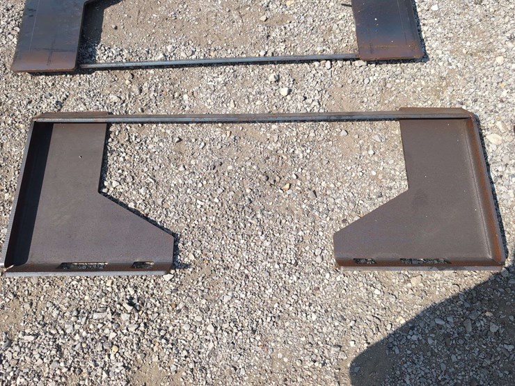 (1)-wolverine-skid-steer-attachment-plate-qmp1-16-10t-image-1