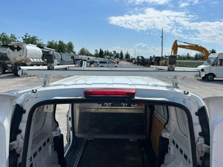 2015-ford-cargo-image-24
