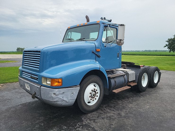1995-international-8200-image-1