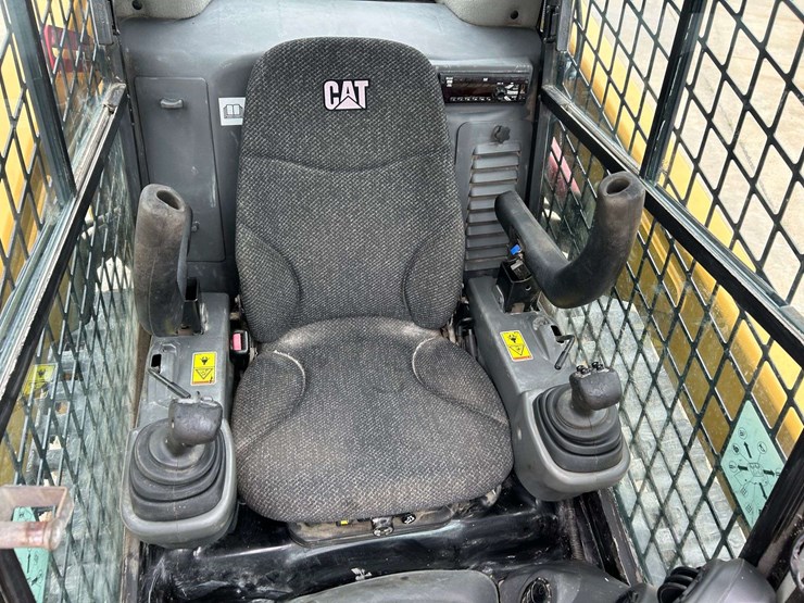 2015-caterpillar-259d-image-33