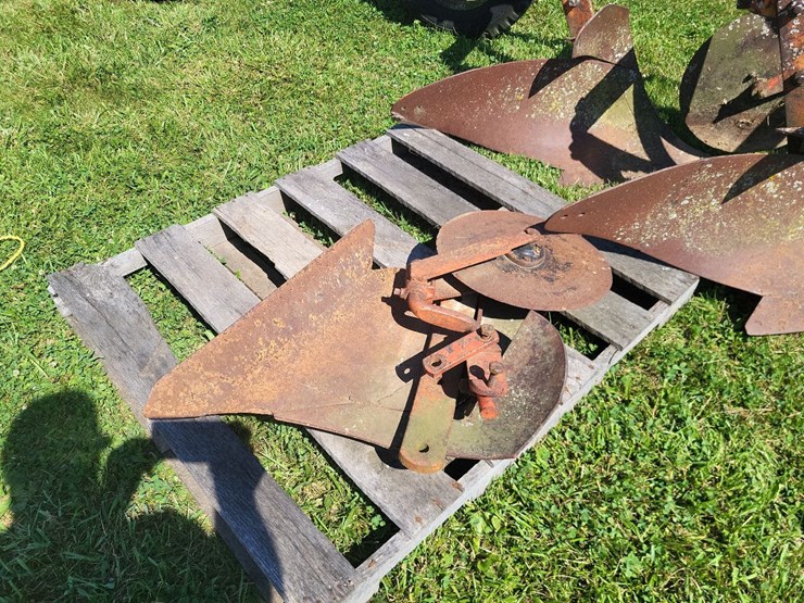 allis-chalmers-3-bottom-3pt-hitch-moldboard-plow-w/coulters-image-9