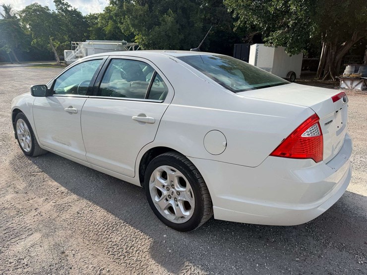 2011-ford-fusion-4-door-sedan-(63,841-miles)-image-4