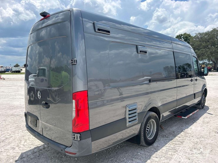 2021-mercedes-benz-sprinter-4500-image-3