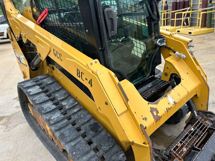 2015-caterpillar-259d-image-12