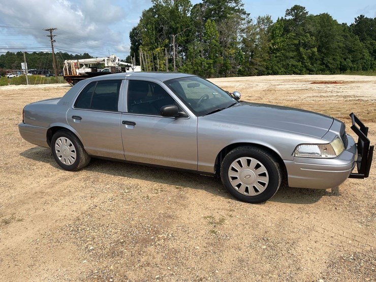 2011-ford-crown-victoria-4-door-police-interceptor-(199,048-miles)-image-4