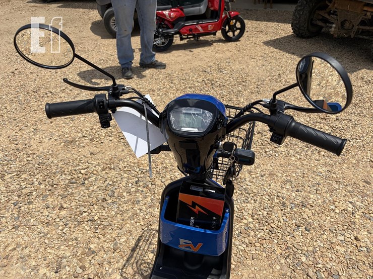 2026-blue-electric-moped-image-6