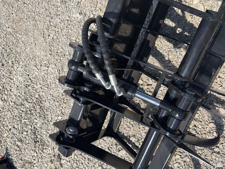 hydraulic-mini-skid-steer-root-grapple-image-5