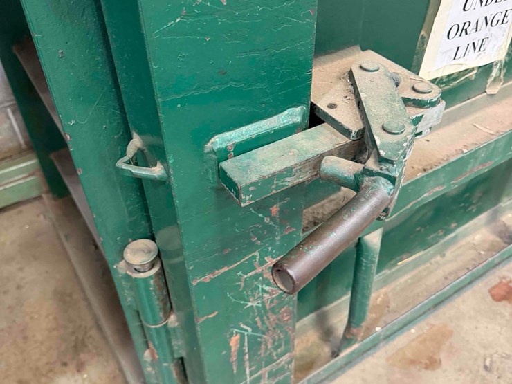 philidelphia-tramrail-2300-hd-vertical-baler-image-12