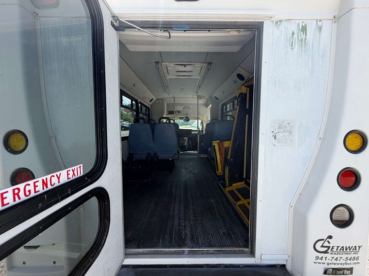 2009-gmc-3500-image-24