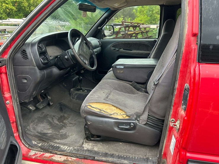 2001-dodge-2500-image-28