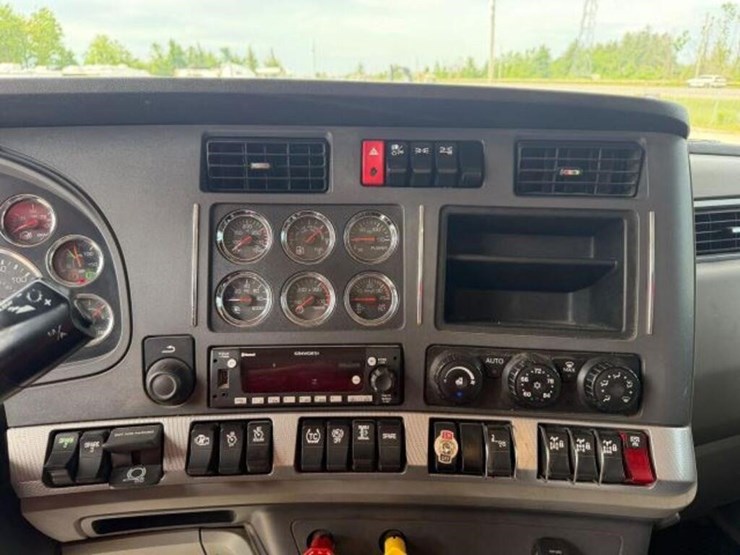 2021-kenworth-t880-image-24