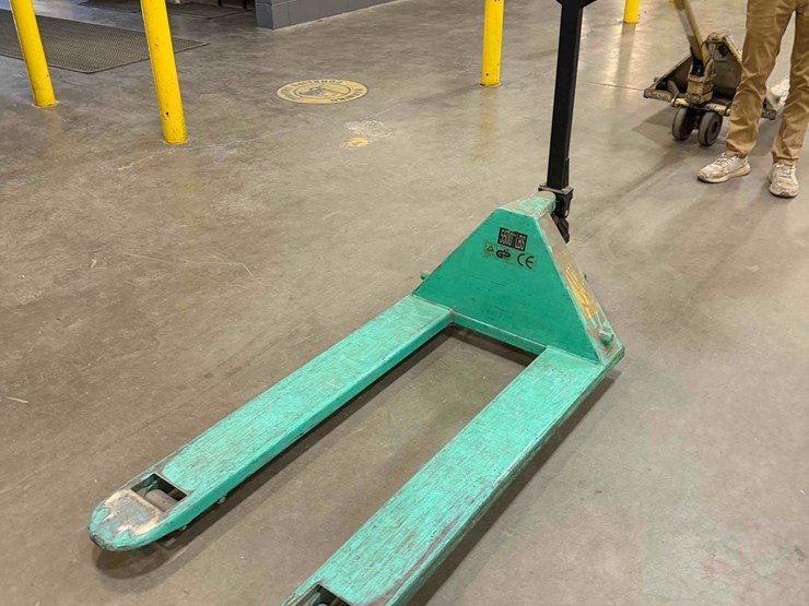 manual-pallet-jack-image-2