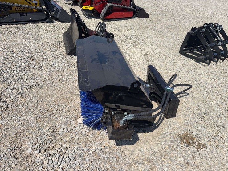 37”-hydraulic-rotary-broom-attachment-for-mini-skid-steer-image-2