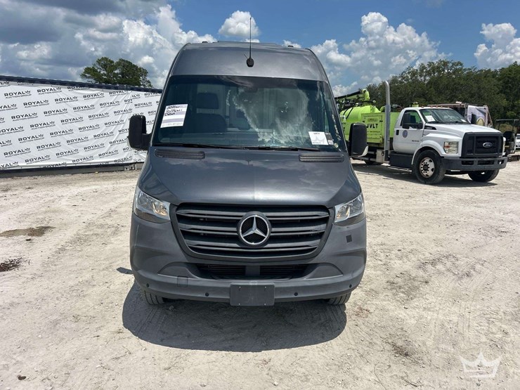 2021-mercedes-benz-sprinter-4500-image-29