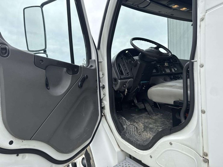 2010-freightliner-roll-off-truck-image-8