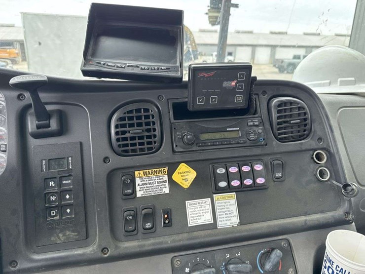 2013-freightliner-114sd-image-29