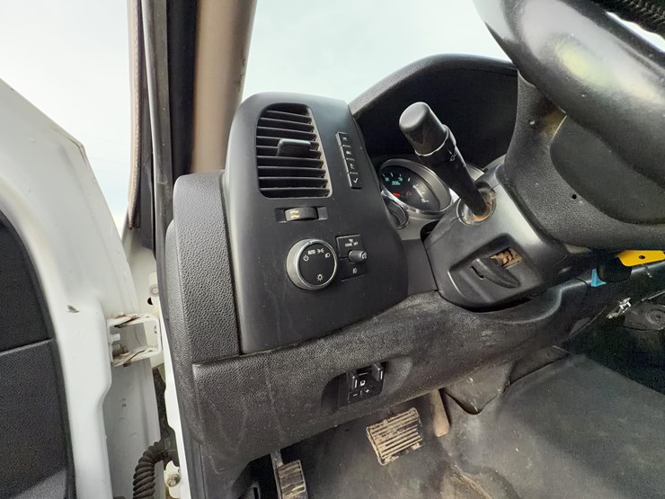 2011-chevrolet-silverado-2500-image-21