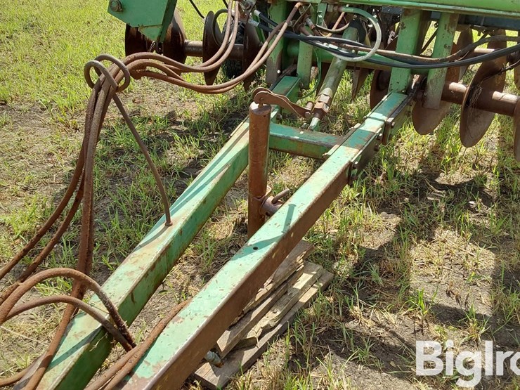 john-deere-330-image-10