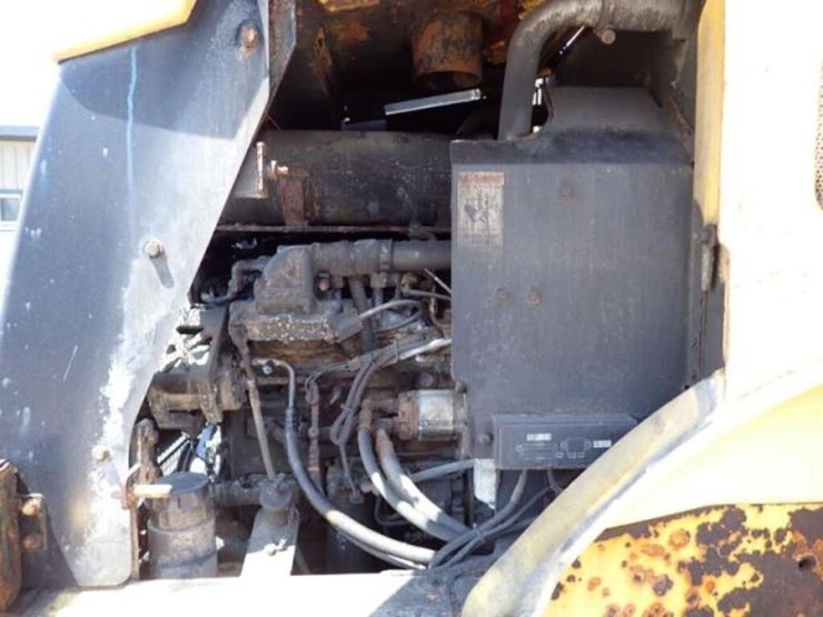 2011-new-holland-w110b-image-57