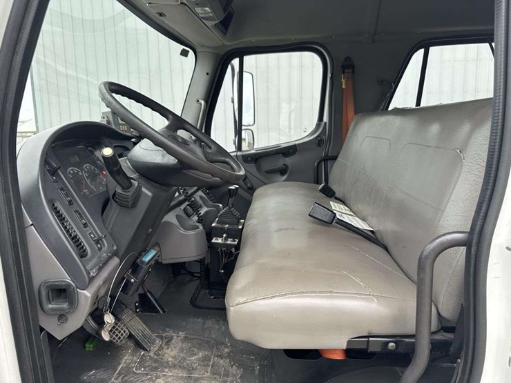 2010-freightliner-roll-off-truck-image-10