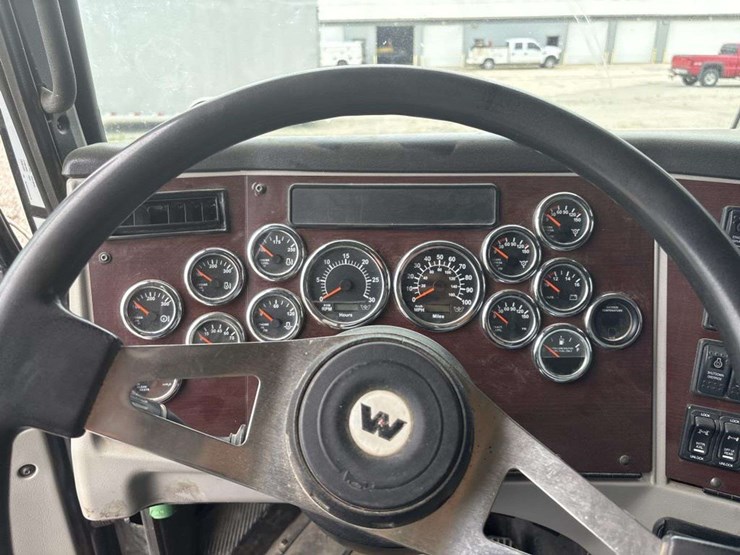 2018-western-star-4700-image-22