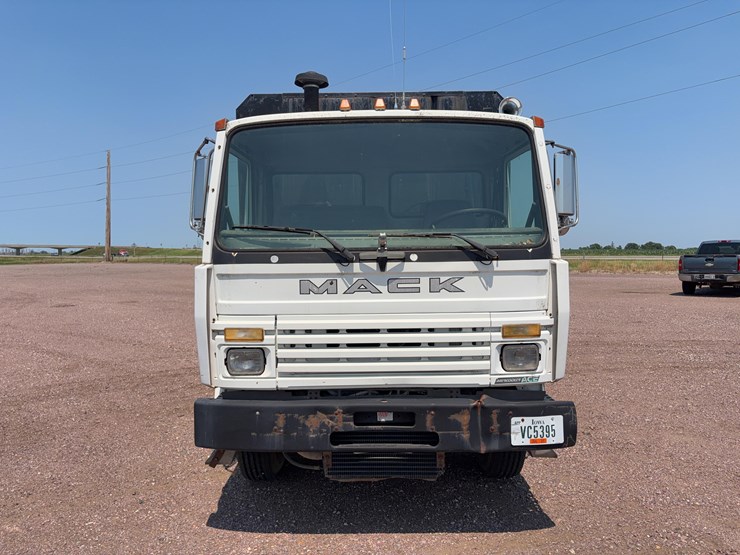 1997-mack-ms200p-dump-truck-image-2