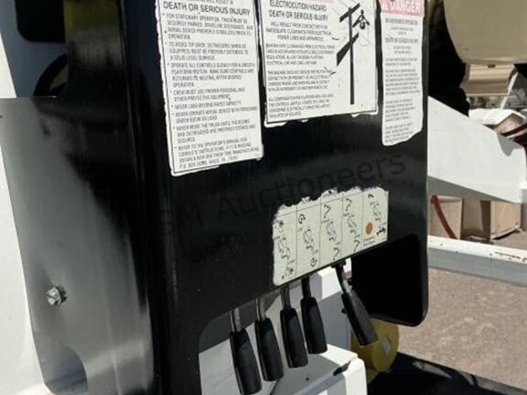 2013-freightliner-m2-106-image-18