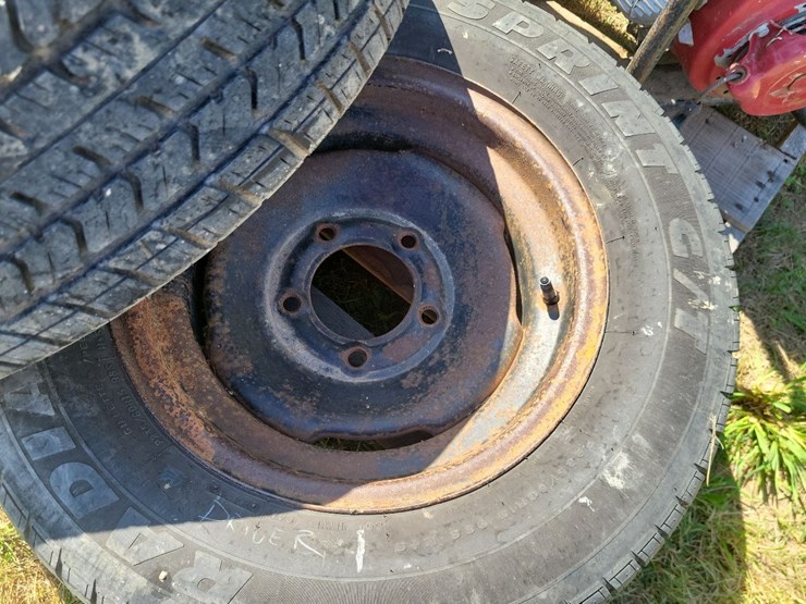(2)-buckets-of-horse-shoes,-(2)-235/60r15-tires,-(1)-honda-wb20t-gas-motor-w/transfer-pump-image-12