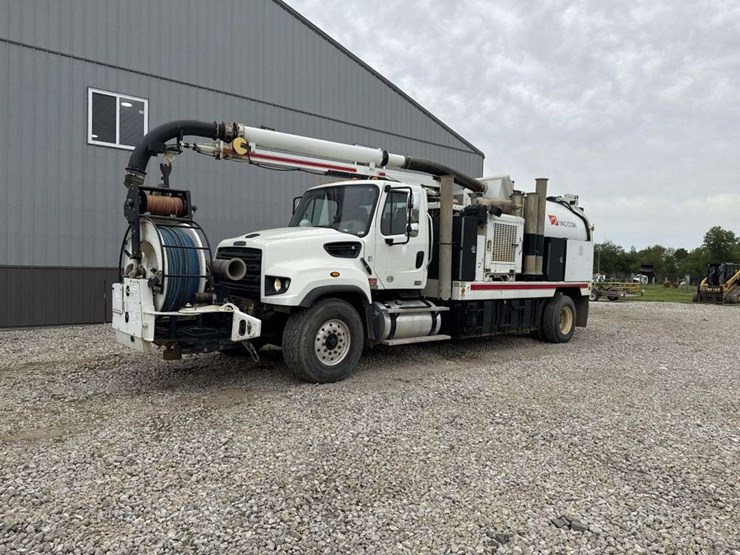 2013-freightliner-114sd-image-1