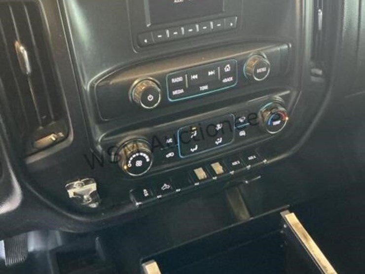 2017-chevrolet-3500hd-image-19