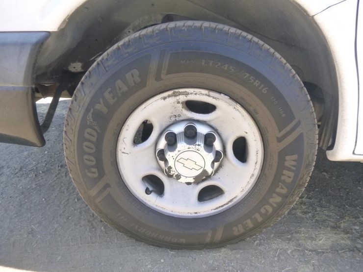 2013-chevrolet-3500-image-25