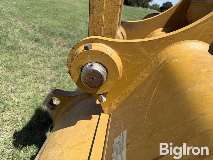 2024-caterpillar-320-image-10