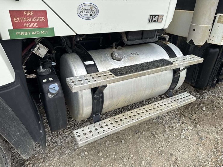 2013-freightliner-114sd-image-13
