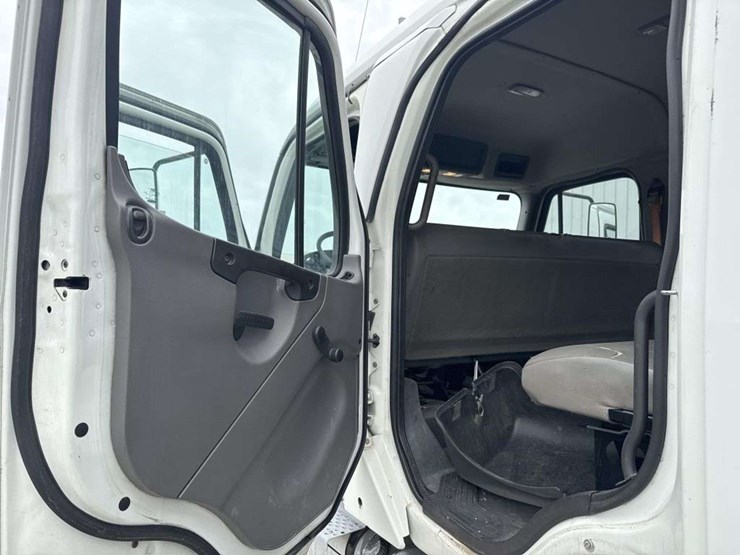 2010-freightliner-roll-off-truck-image-16