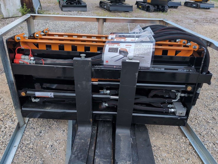 (1)-wolverine-skid-steer-pallet-fork-hydraulic-adjustable-pfa-11-3300g-image-2
