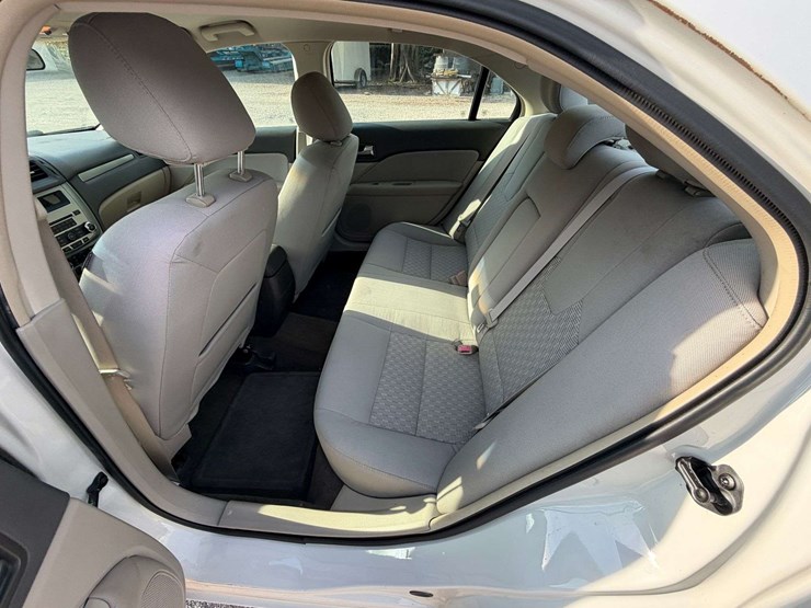 2011-ford-fusion-4-door-sedan-(63,841-miles)-image-14