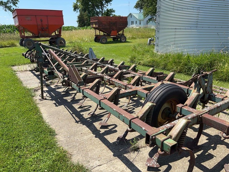 john-deered-25'-3-pt.-field-cultivator-with-hydraulic-lift-image-1