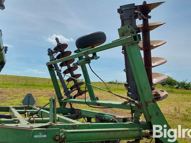 john-deere-330-image-13
